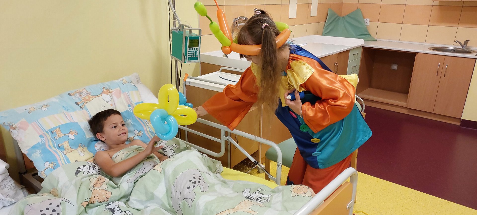 Klaunka z Balónkova vykouzlila úsměv na tváři pacientů krnovské nemocnice