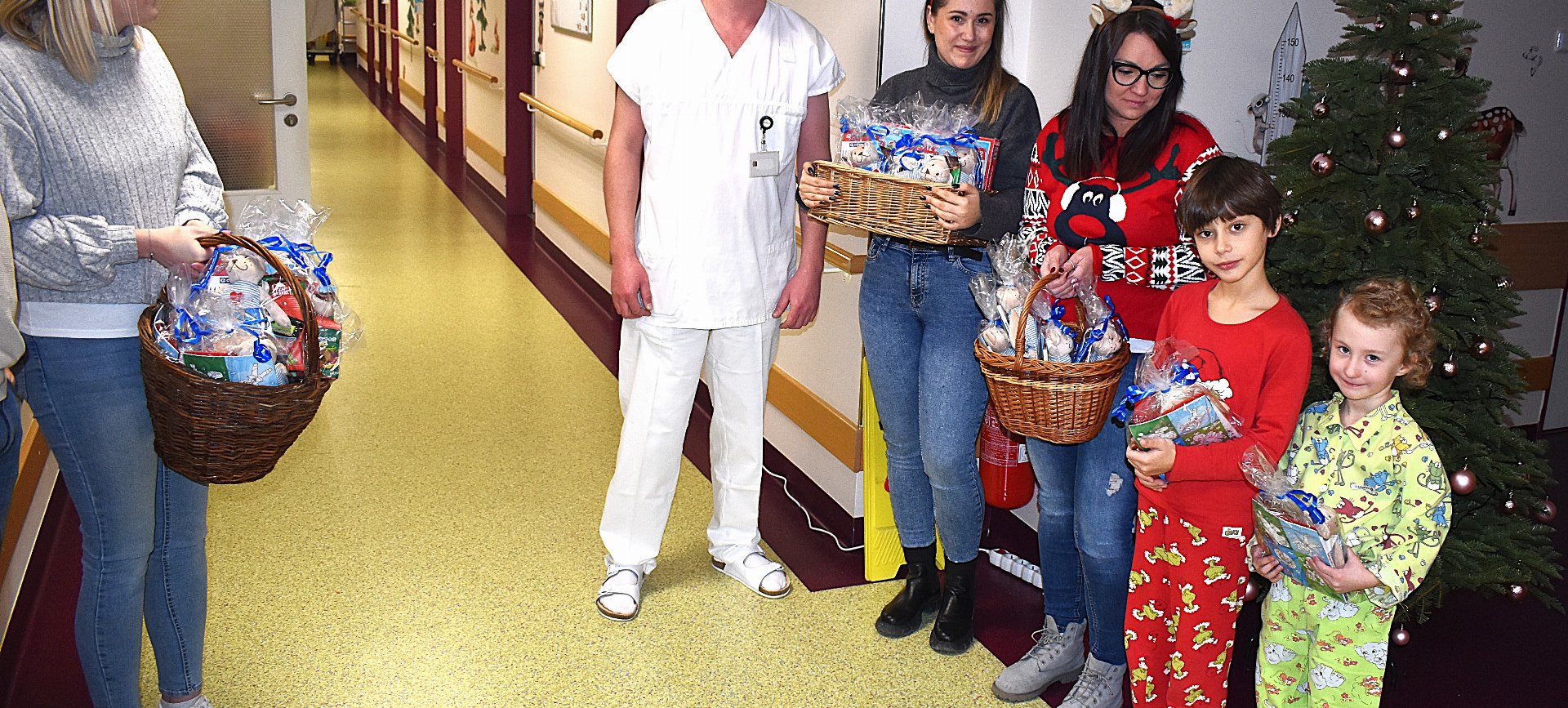 Dobrovolníci z Leastexu přinesli nejmladším pacientům dárečky