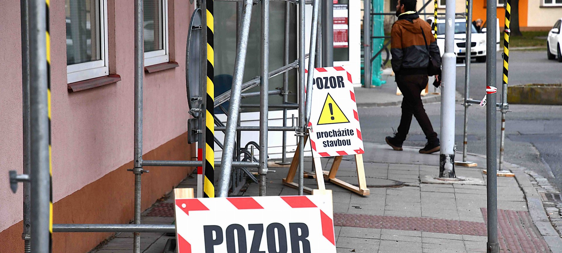 Rekonstrukce nemocniční vrátnice v Krnově vyžaduje zvýšenou opatrnost