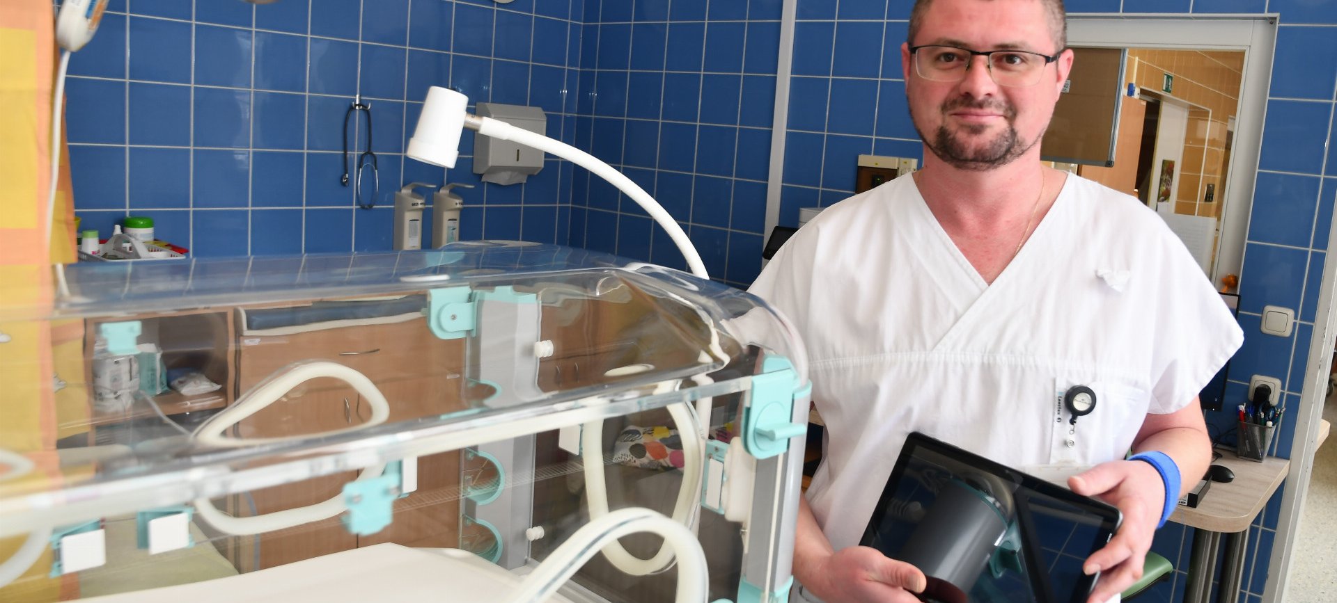 Novinka: díky kameře maminka kdykoliv vidí na své miminko v inkubátoru