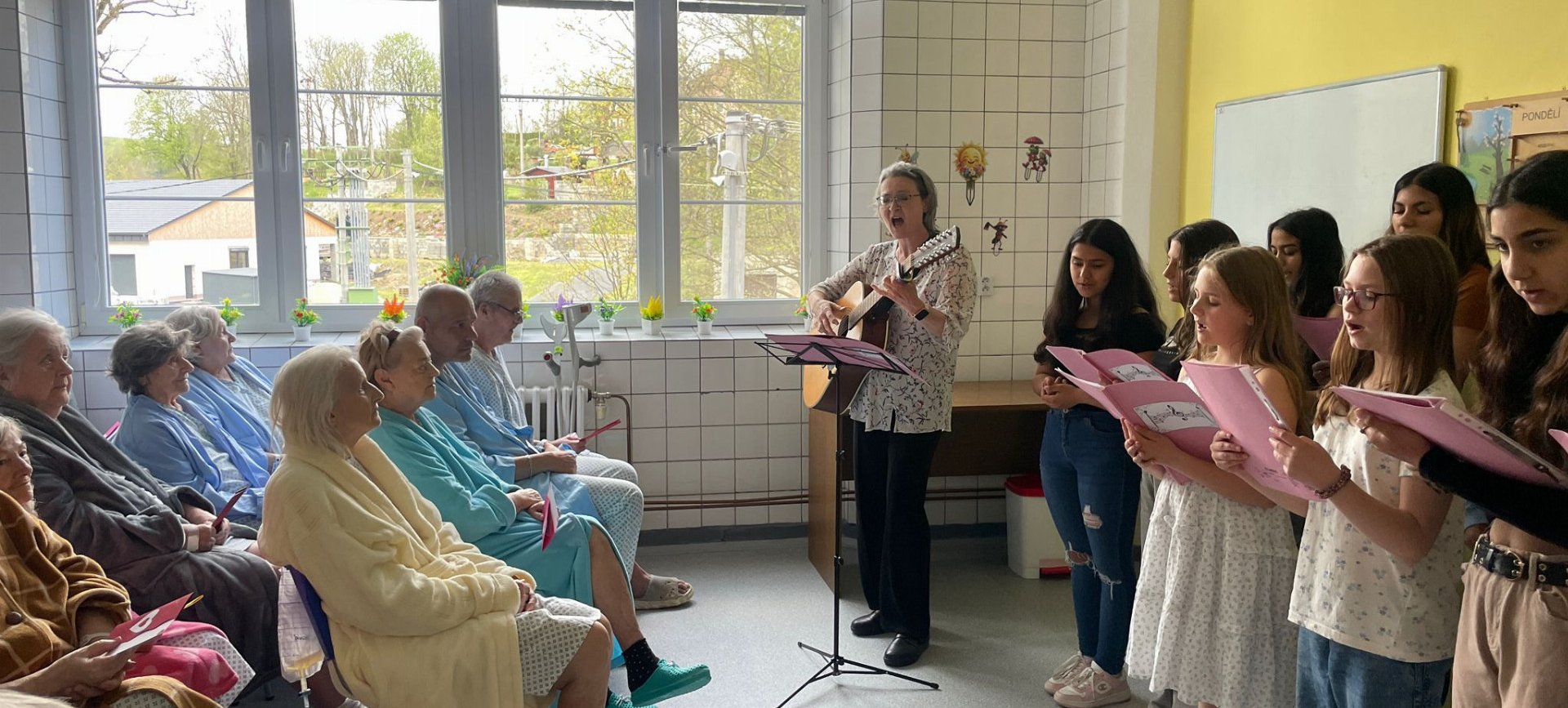 Školáci zazpívali na oslavě Dne Matek, potěšili pacienty i zaměstnance OOP Dvorce
