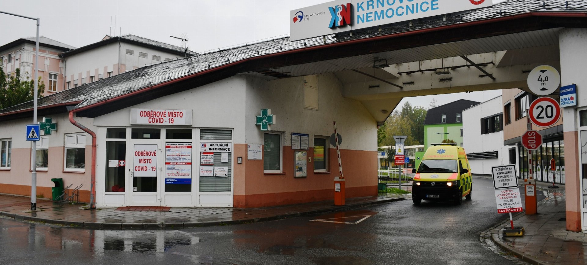 Krnovská nemocnice zavírá odběrové i očkovací centrum COVID-19