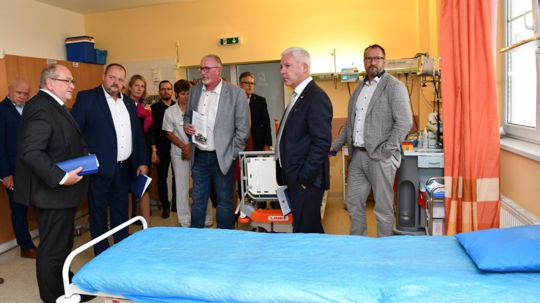 Stávající urgentní příjem se pravidelně dostával na hranu se svou kapacitou. Nedostatečné bylo i zázemí pro zdravotníky. Pracoviště v minulém roce navštívilo vedení Moravskoslezského kraje. 