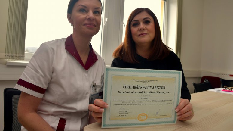 Certifikát kvality a bezpečí pro SZZ Krnov představují náměstkyně pro ošetřovatelskou péči
Jana Vítů a manažerka kvality Šárka Tavandzi. 


