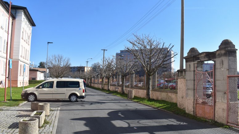 Omezení vjezdu před hlavní budovou nemocnice začíná 27. 3. 2024.