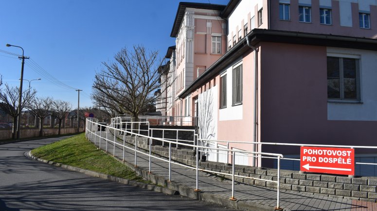 Omezení vjezdu před hlavní budovou nemocnice začíná 27. 3. 2024.