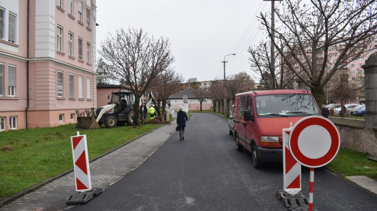 Uzavírka před hlavní budovou. 