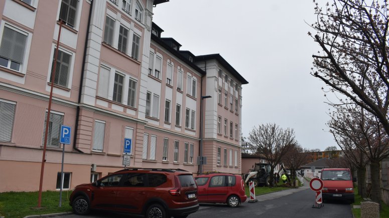 Uzavírka před hlavní budovou. 