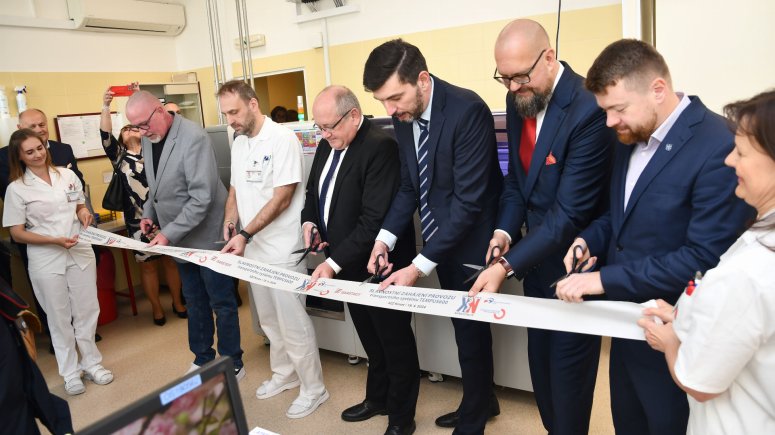 Krnovská nemocnice má v provozu unikátní systém na přepravu laboratorních vzorků TEMPUS600.