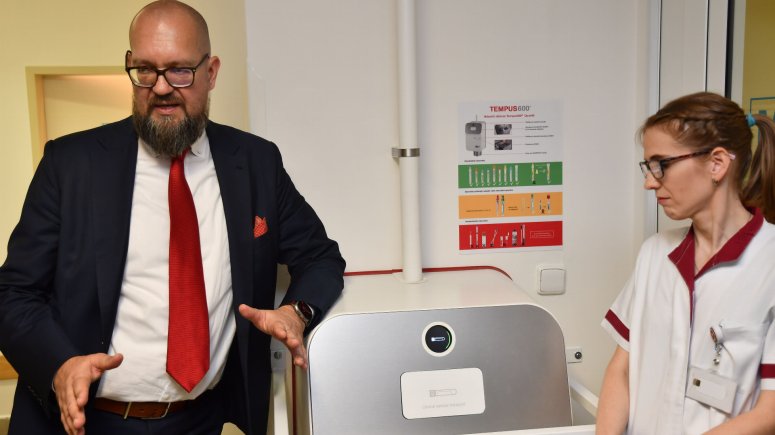 Krnovská nemocnice má v provozu unikátní systém na přepravu laboratorních vzorků TEMPUS600.