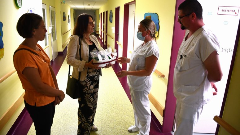 Dobrovolníci vyrobili dárečky k Mezinárodnímu dni zdravotních sester. 