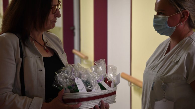 Dobrovolníci vyrobili dárečky k Mezinárodnímu dni zdravotních sester. 