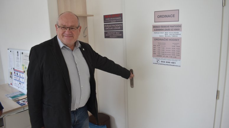 Ambulance praktického a závodního lékaře SZZ Krnov byla přestěhována z historické vily do nově opravených prostor v objektu vrátnice krnovské nemocnice.