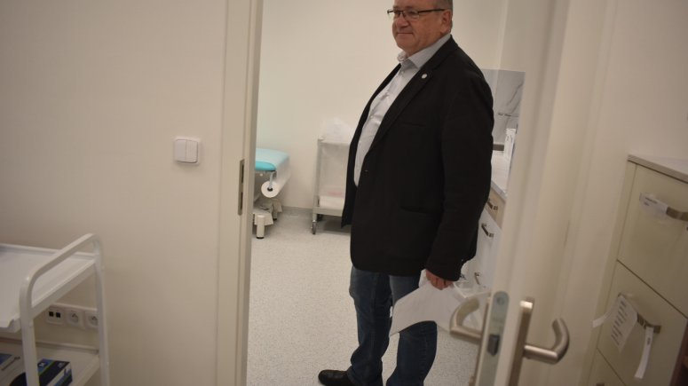 Ambulance praktického a závodního lékaře SZZ Krnov byla přestěhována z historické vily do nově opravených prostor v objektu vrátnice krnovské nemocnice.