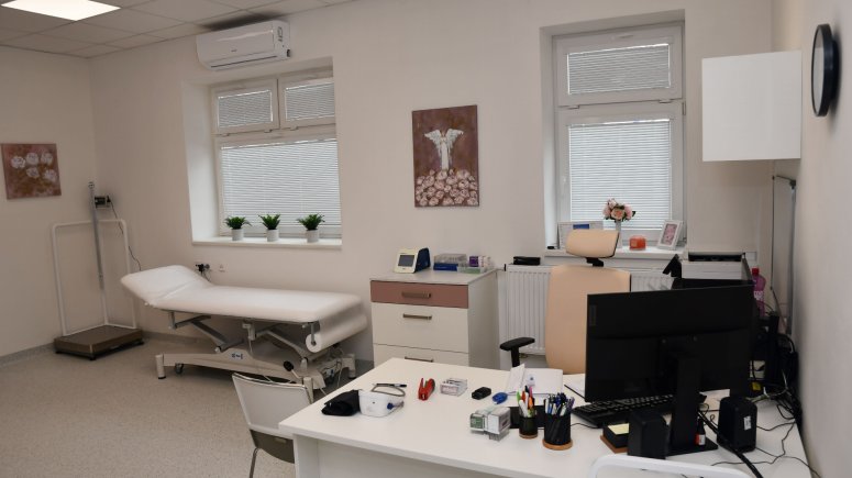 Ambulance praktického a závodního lékaře SZZ Krnov byla přestěhována z historické vily do nově opravených prostor v objektu vrátnice krnovské nemocnice.