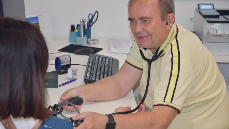 Ambulance praktického a závodního lékaře SZZ Krnov byla přestěhována z historické vily do nově opravených prostor v objektu vrátnice krnovské nemocnice.