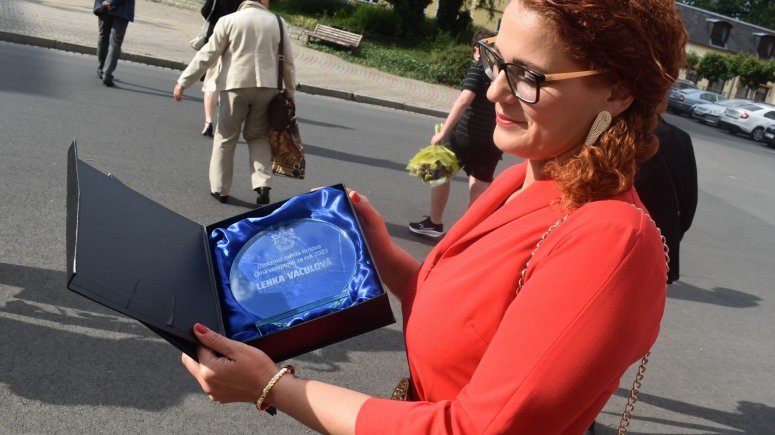 Sestřička a dobrovolnice Lenka Vaculová převzala Cenu veřejnosti.  