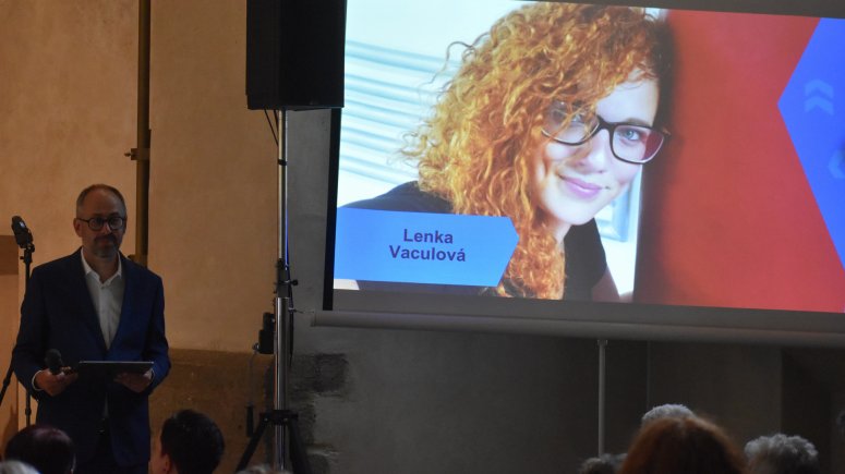 Sestřička a dobrovolnice Lenka Vaculová převzala Cenu veřejnosti.  