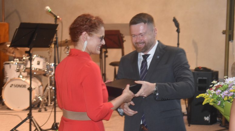 Sestřička a dobrovolnice Lenka Vaculová převzala Cenu veřejnosti.  