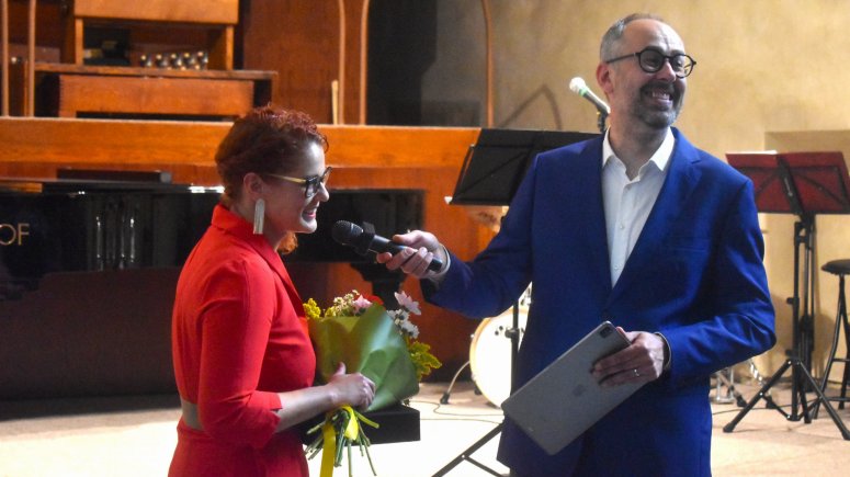 Sestřička a dobrovolnice Lenka Vaculová převzala Cenu veřejnosti.  