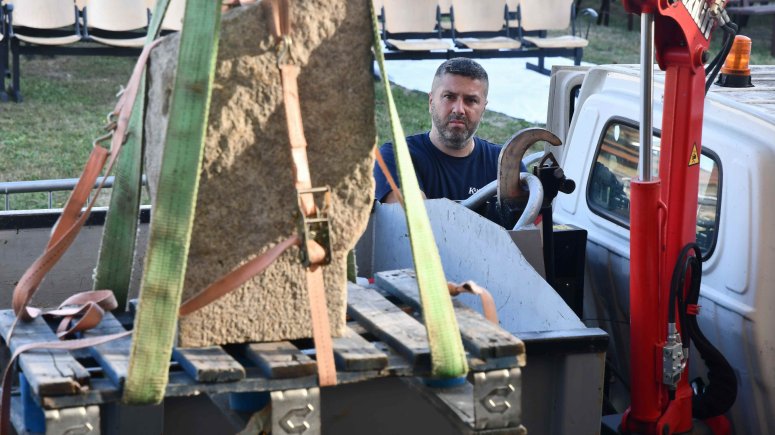 112 let zaměstnanci poklepání základního kamene