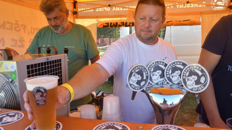 112 let zaměstnanci poklepání základního kamene